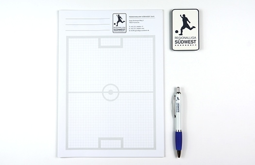 Schreibblock, Stift und Visitenkarte im Fußball Look