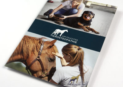 Cover eines Prospekts mit Bildern von Hunden und Pferden